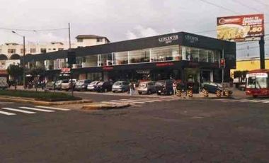 Venta de Centro Comercial con 14 Locales en el Batan, Av. Shyris