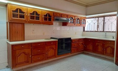 CASA EN RENTA IDEAL PARA OFICINA, SPA, CONSULTORIOS, CASA HABITACION, ETC. CERCA PARQUE METROPOLITANO.