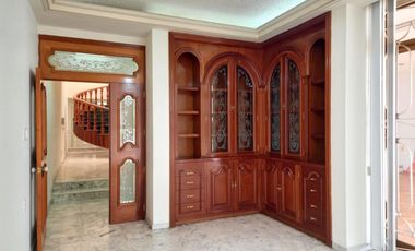 CASA EN RENTA IDEAL PARA OFICINA, SPA, CONSULTORIOS, CASA HABITACION, ETC. CERCA PARQUE METROPOLITANO.