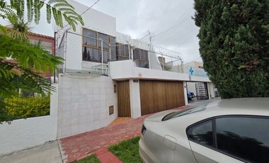 CASA EN RENTA IDEAL PARA OFICINA, SPA, CONSULTORIOS, CASA HABITACION, ETC. CERCA PARQUE METROPOLITANO.