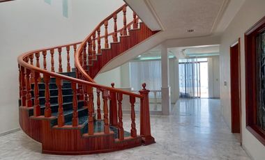 CASA EN RENTA IDEAL PARA OFICINA, SPA, CONSULTORIOS, CASA HABITACION, ETC. CERCA PARQUE METROPOLITANO.