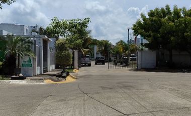 Casa de 3 recámaras en Fracc. Paseos del Campestre. Alberca y control de acceso 24 hrs