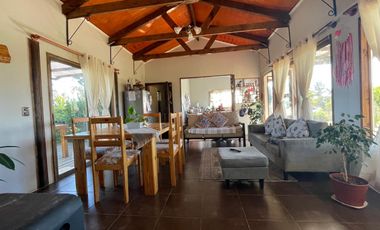 Vendemos Amplia parcela en el Batro de 5600 m2, posee casa, piscina, quincho y paltos, El Batro