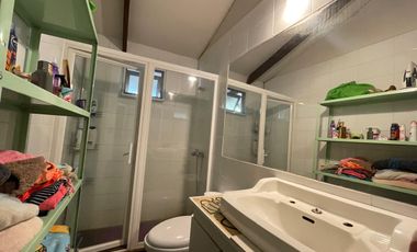 Vendemos Amplia parcela en el Batro de 5600 m2, posee casa, piscina, quincho y paltos, El Batro