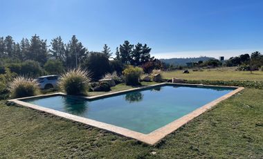 Vendemos Amplia parcela en el Batro de 5600 m2, posee casa, piscina, quincho y paltos, El Batro