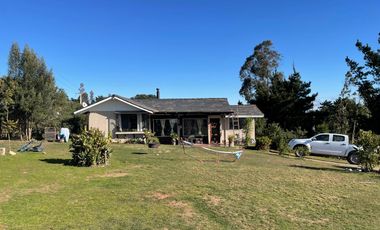 Vendemos Amplia parcela en el Batro de 5600 m2, posee casa, piscina, quincho y paltos, El Batro