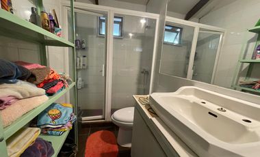 Vendemos Amplia parcela en el Batro de 5600 m2, posee casa, piscina, quincho y paltos, El Batro