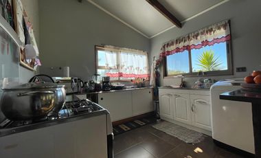 Vendemos Amplia parcela en el Batro de 5600 m2, posee casa, piscina, quincho y paltos, El Batro