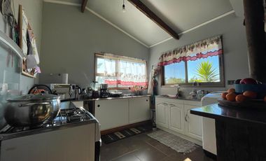 Vendemos Amplia parcela en el Batro de 5600 m2, posee casa, piscina, quincho y paltos, El Batro