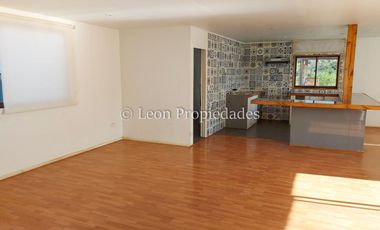 Leon Propiedades arrienda casa en Hacienda San José, Curacaví.