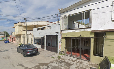 Casa en Remate Bancario en C. Huitzilopochtli, Azteca, 25756 Monclova, Coah. (65% debajo de su valor comercial)