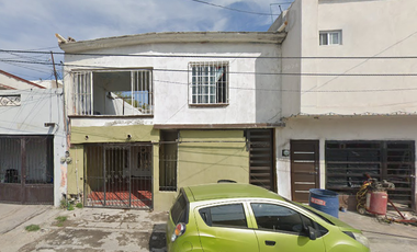 Casa en Remate Bancario en C. Huitzilopochtli, Azteca, 25756 Monclova, Coah. (65% debajo de su valor comercial)