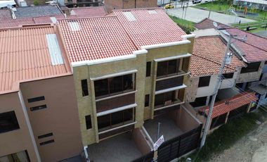 hermosa casa en venta a estrenar a pocos metros de la av Ordóñez laso en cuenca San Sebastián