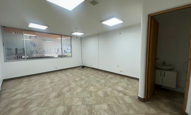 LOCAL COMERCIAL DE ARRIENDO PARA CONSULTORIO MÉDICO!!  CUMBAYÁ!!