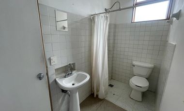 Departamento en renta en la Americana, con hermoso jardín interior