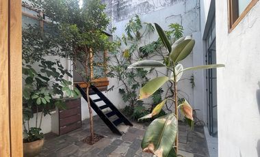Departamento en renta en la Americana, con hermoso jardín interior