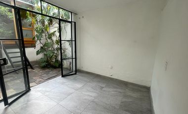 Departamento en renta en la Americana, con hermoso jardín interior