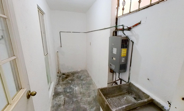 CASA CON EXCELENTE UBICACION Y CON ACCESOS RAPIDOS A 10 MINUTOS DEL CENTRO DE TOLUCA