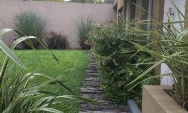 Casa en complejo cerrado Hurlingham centro