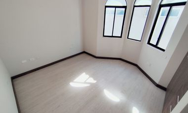 🏠 CASA INDEPENDIENTE CON LOCAL COMERCIAL. - 2 PISOS CON TERRAZA - CRÉDITO VIP. (Barrio La Pradera - Bellavista-Calderón)
