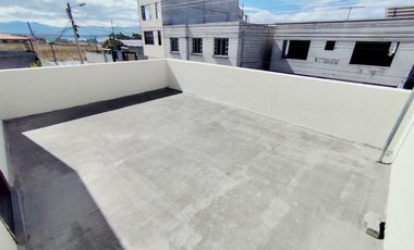 🏠 CASA INDEPENDIENTE CON LOCAL COMERCIAL. - 2 PISOS CON TERRAZA - CRÉDITO VIP. (Barrio La Pradera - Bellavista-Calderón)