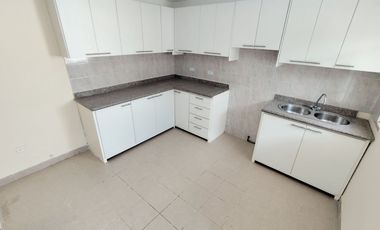 🏠 CASA INDEPENDIENTE CON LOCAL COMERCIAL. - 2 PISOS CON TERRAZA - CRÉDITO VIP. (Barrio La Pradera - Bellavista-Calderón)
