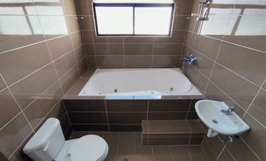🏠 CASA INDEPENDIENTE CON LOCAL COMERCIAL. - 2 PISOS CON TERRAZA - CRÉDITO VIP. (Barrio La Pradera - Bellavista-Calderón)