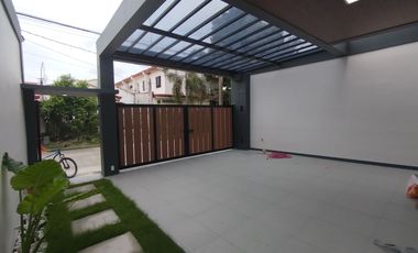 House and Lot Duplex for Sale in UPS V Village Paranaque w/3 bedrooms - JB