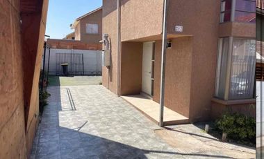 Arriendo casa dos pisos 3D 2B en Maipu
