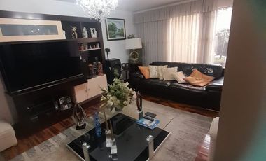 GRAN OCASION !!!! Vendo amplia casa con jardin