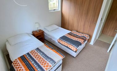 SINCRÓNICA PROPIEDADES ARRIENDA POR AÑO CORRIDO! HERMOSO DEPARTAMENTO EN EXCLUSIVO CONDOMINIO DE ALGARROBO