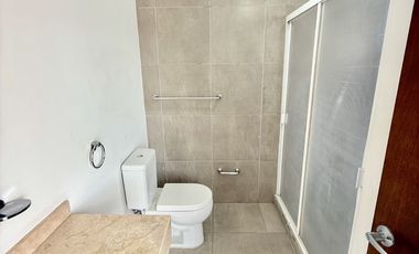 CASA EN RENTA I PORTON DEL VALLE RESIDENCIAL I MODELO GRANDE I OPCION A 4 HABITACIONES I BAÑO EN PLANTA BAJA  I ACCESO CONTROLADO I AREAS VERDES