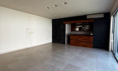 JURIQUILLA EN PRIVADA AMPLIA CASA CON ALBERCA $13,000,000 4  4  2   1  4  8  8  3  1  8