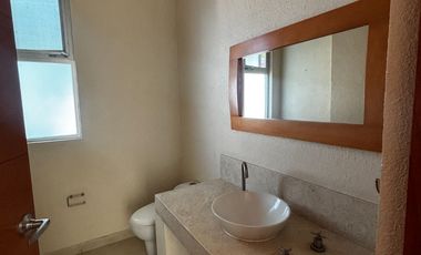 JURIQUILLA EN PRIVADA AMPLIA CASA CON ALBERCA $13,000,000 4  4  2   1  4  8  8  3  1  8