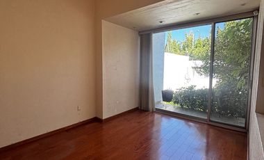 JURIQUILLA EN PRIVADA AMPLIA CASA CON ALBERCA $13,000,000 4  4  2   1  4  8  8  3  1  8