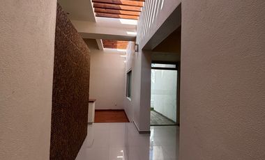JURIQUILLA EN PRIVADA AMPLIA CASA CON ALBERCA $13,000,000 4  4  2   1  4  8  8  3  1  8