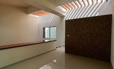 JURIQUILLA EN PRIVADA AMPLIA CASA CON ALBERCA $13,000,000 4  4  2   1  4  8  8  3  1  8