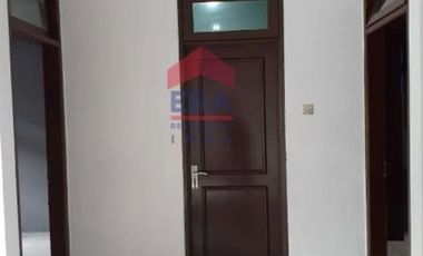 Disewakan Rumah Nyaman di Lokasi Strategis Cimahi! Rumah siap huni di Kompleks Bukit Permata Indah, Jl. Pesantren Cibabat, menawarkan lingkungan yang