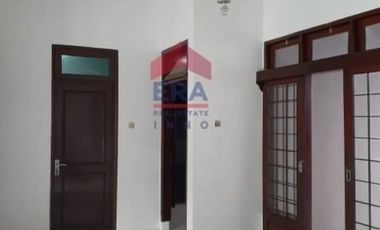 Disewakan Rumah Nyaman di Lokasi Strategis Cimahi! Rumah siap huni di Kompleks Bukit Permata Indah, Jl. Pesantren Cibabat, menawarkan lingkungan yang