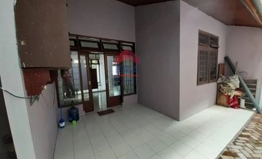 Disewakan Rumah Nyaman di Lokasi Strategis Cimahi! Rumah siap huni di Kompleks Bukit Permata Indah, Jl. Pesantren Cibabat, menawarkan lingkungan yang