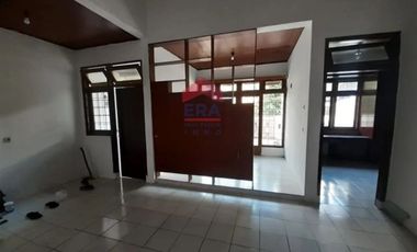 Disewakan Rumah Nyaman di Lokasi Strategis Cimahi! Rumah siap huni di Kompleks Bukit Permata Indah, Jl. Pesantren Cibabat, menawarkan lingkungan yang