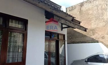 Disewakan Rumah Nyaman di Lokasi Strategis Cimahi! Rumah siap huni di Kompleks Bukit Permata Indah, Jl. Pesantren Cibabat, menawarkan lingkungan yang