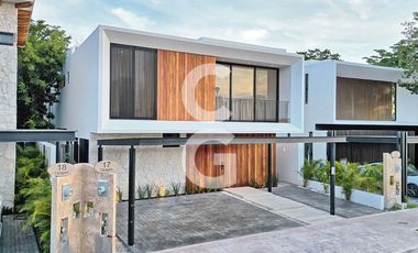 Casa en Venta en Cancún en Residencial Lagos del sol con Alberca y Jardín