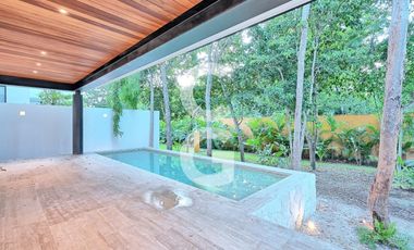 Casa en Venta en Cancún en Residencial Lagos del sol con Alberca y Jardín