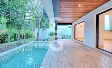 Casa en Venta en Cancún en Residencial Lagos del sol con Alberca y Jardín