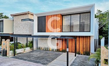 Casa en Venta en Cancún en Residencial Lagos del sol con Alberca y Jardín