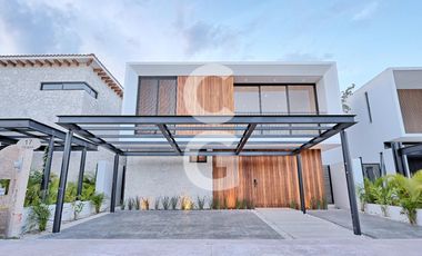 Casa en Venta en Cancún en Residencial Lagos del sol con Alberca y Jardín
