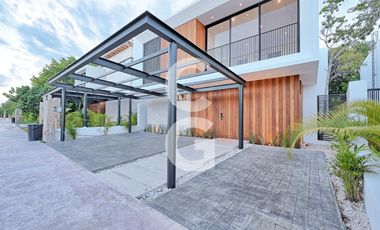 Casa en Venta en Cancún en Residencial Lagos del sol con Alberca y Jardín