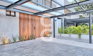 Casa en Venta en Cancún en Residencial Lagos del sol con Alberca y Jardín