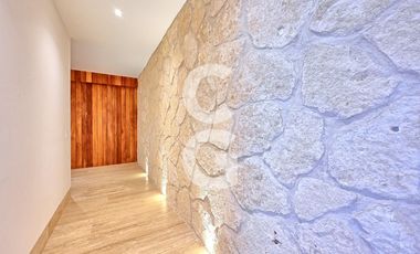 Casa en Venta en Cancún en Residencial Lagos del sol con Alberca y Jardín